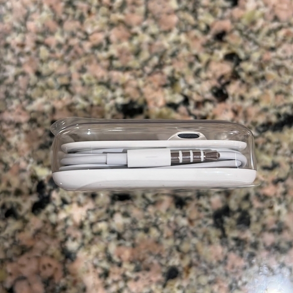 Apple Wired Headphones!! NEW in Box!! - Picture 2 of 3